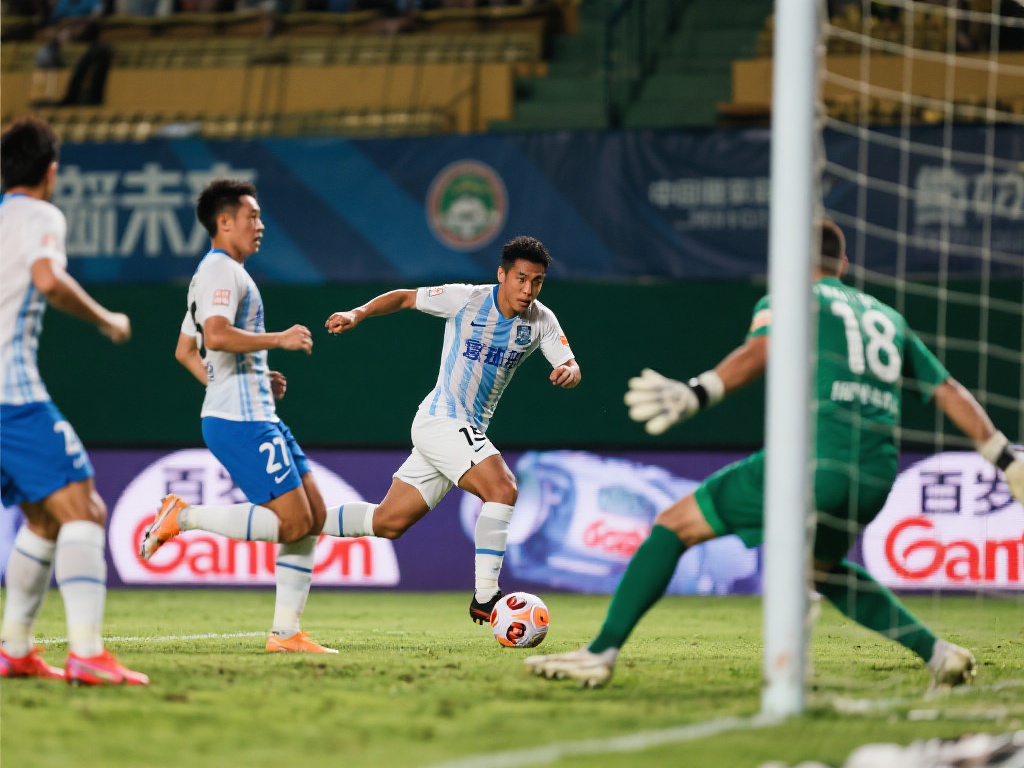 林良铭射门受阻 法比奥补射追平比分 比赛进行到关键阶段,林良铭在禁区内觅得一